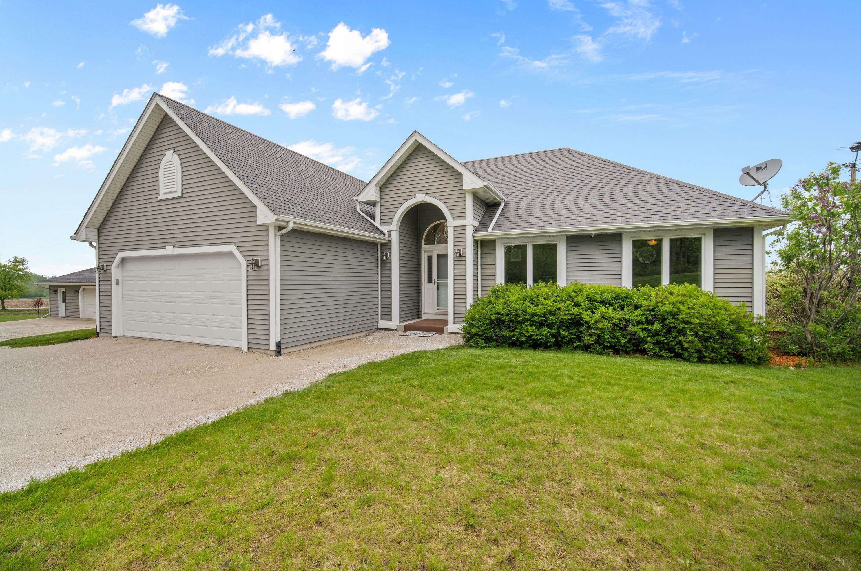 15714 Braun Rd, Sturtevant WI 53177-9433 exterior