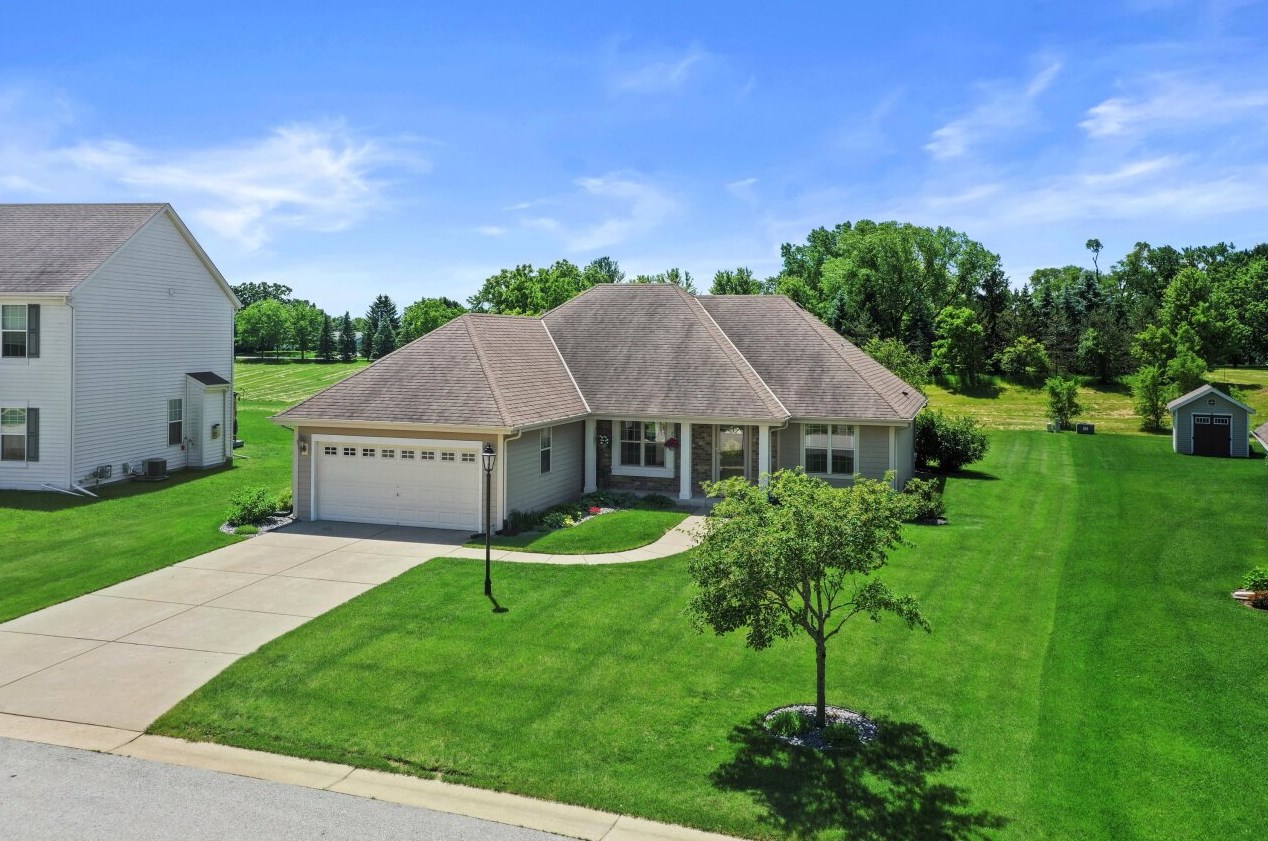 2765 Oakmont Dr, East Troy, WI 53120-2078