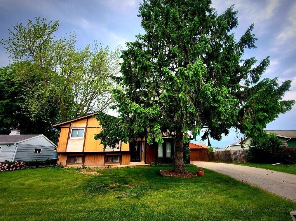 2950 Stonebridge Dr, Racine, WI 53404-1139