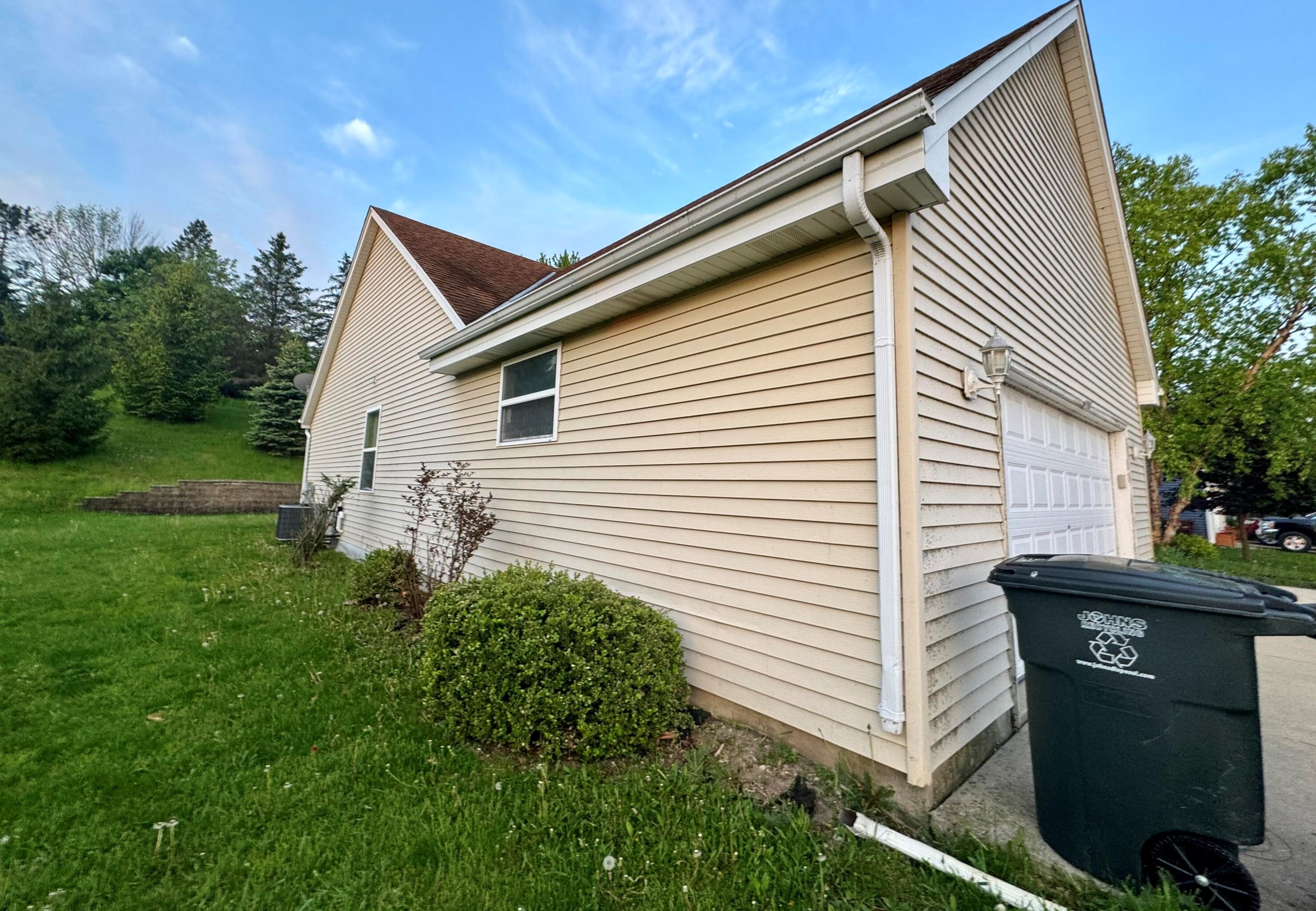 1281 Orchard Cir, Oconomowoc, WI 53066-3497
