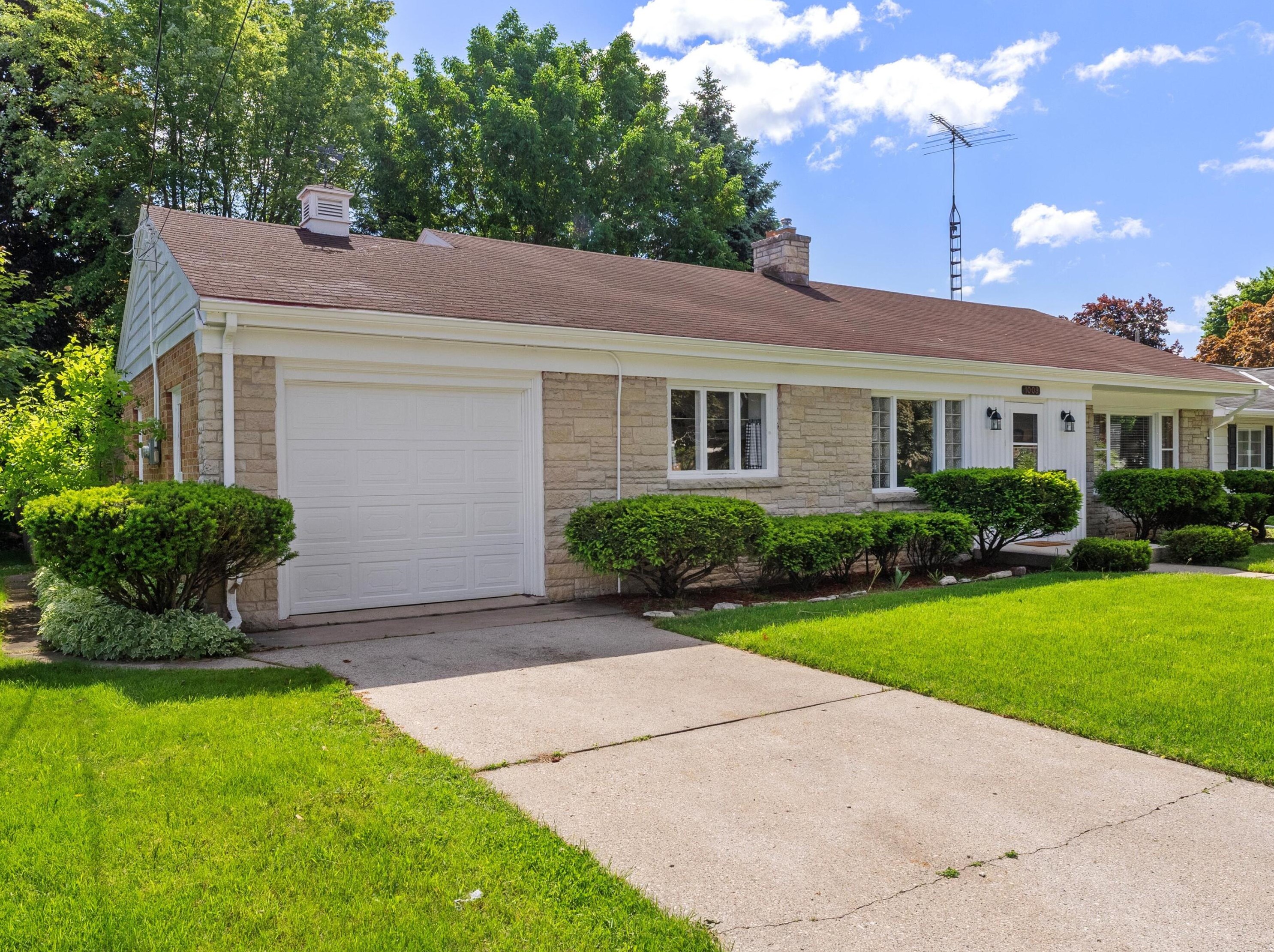 1009 23rd St, Manitowoc WI  54220-2403 exterior