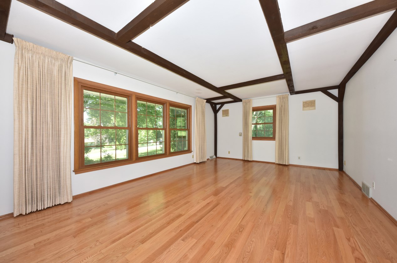 19120 Pinecrest Ln, Waukesha, WI 53146-1433
