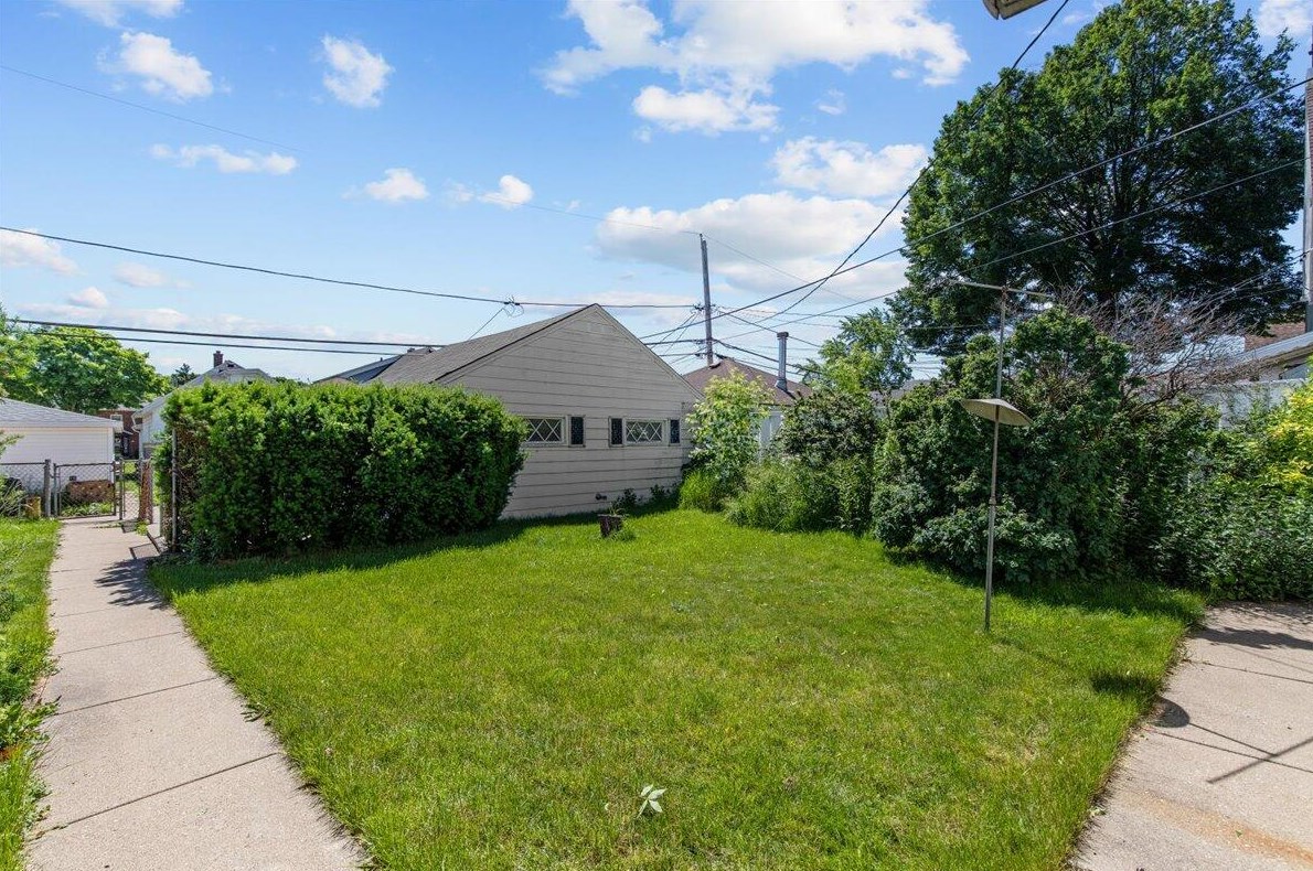 2228 75th St, Milwaukee, WI 53219-1817