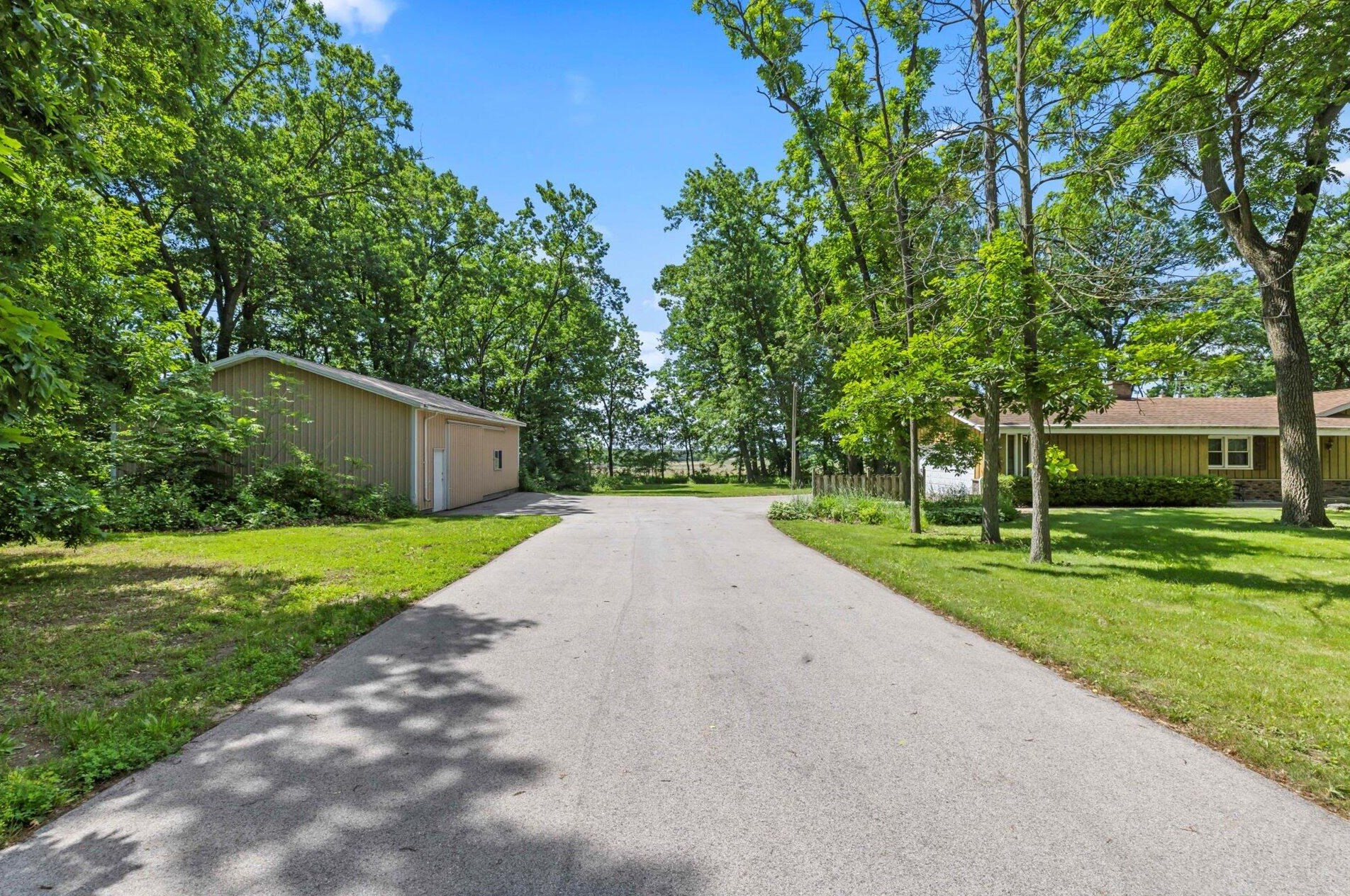 27129 Nottingham Dr, Waterford, WI 53185-5241
