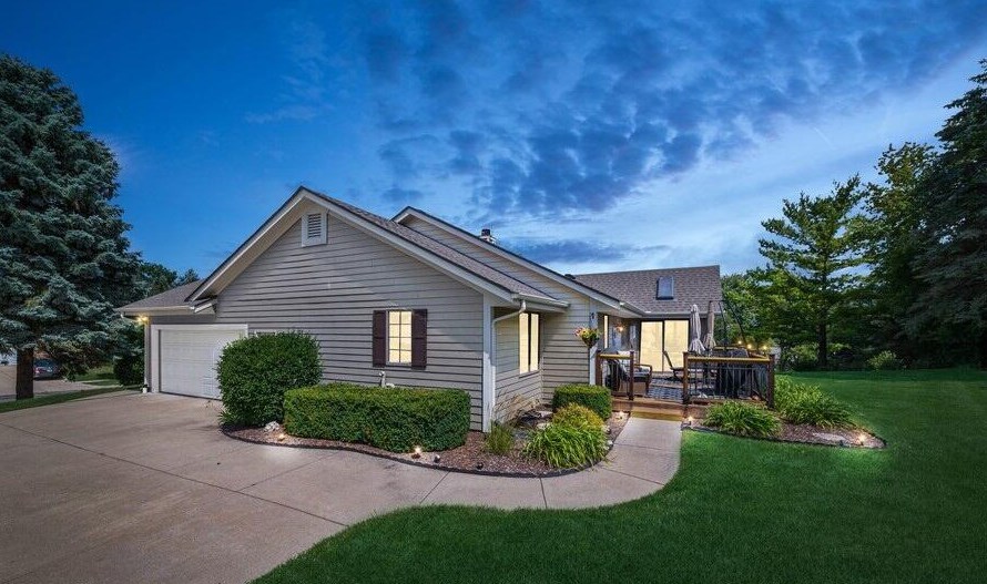 325 Deer Ridge Dr, West Bend, WI 53095
