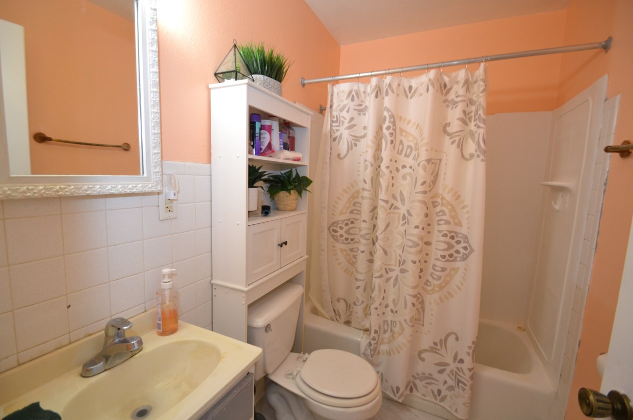 447 Merton Ave, Chenequa WI 53029-1236 exterior