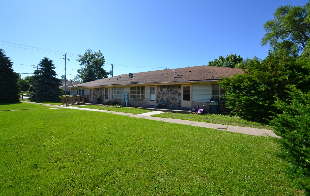 447 Merton Ave, Chenequa WI 53029-1236 exterior