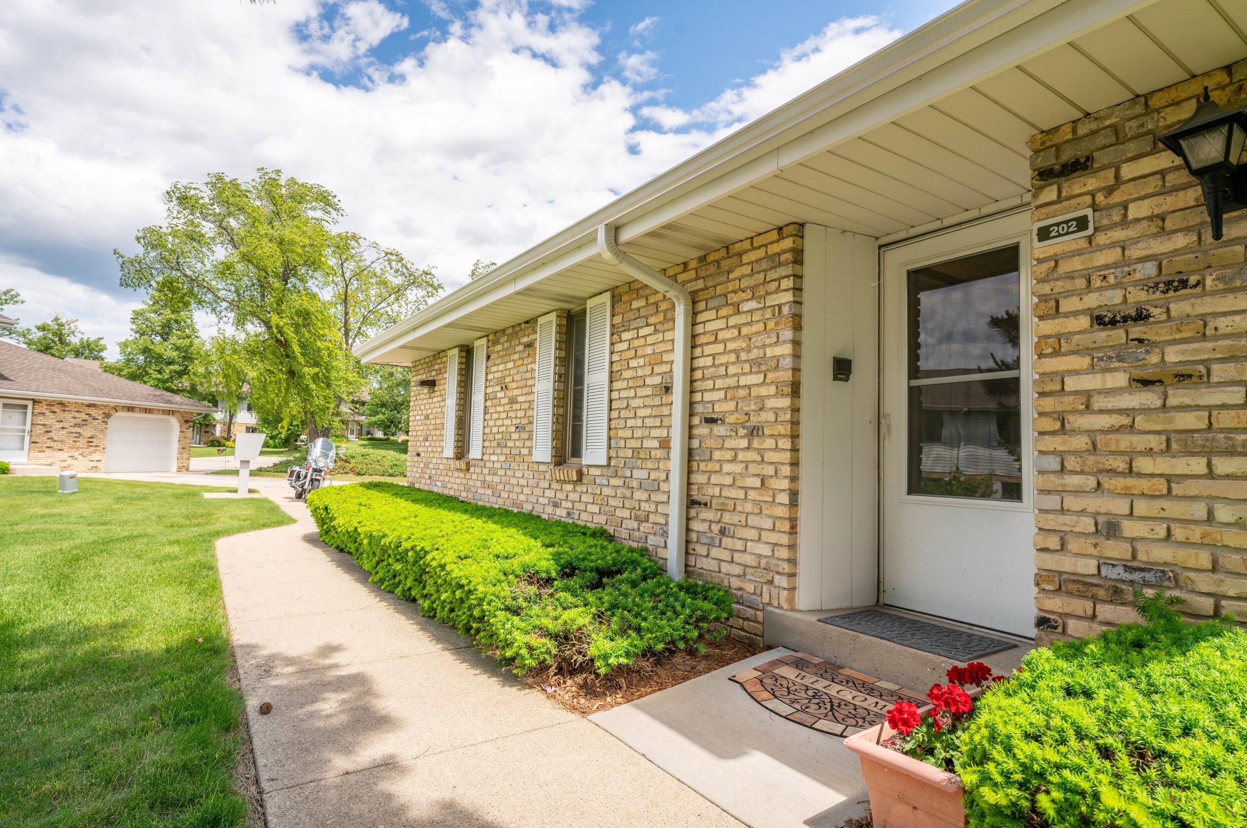 1440 Fox Tail Dr, Racine, WI 53406-5758
