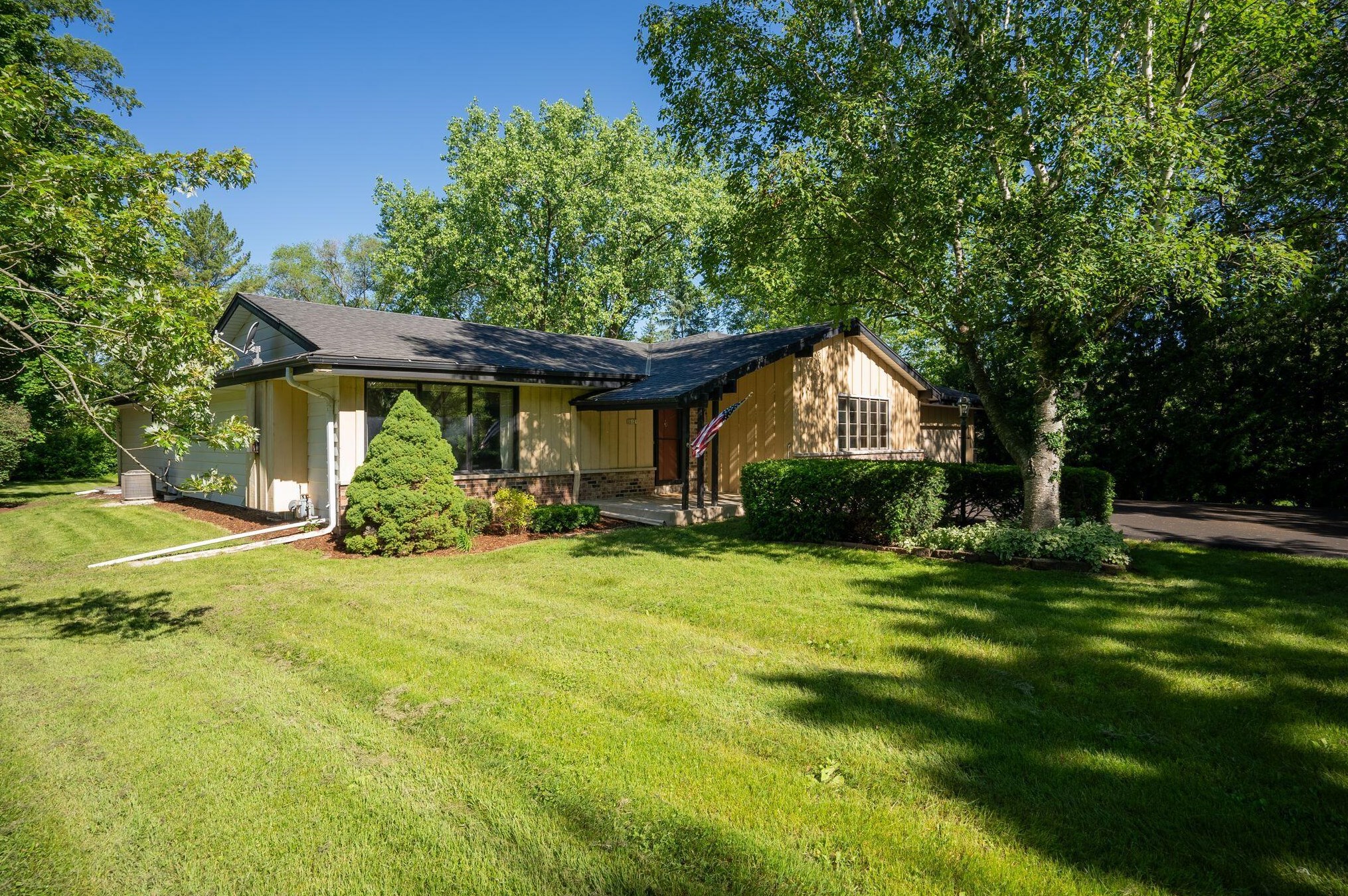 11039 N Westview Ln, Thiensville, WI 53092