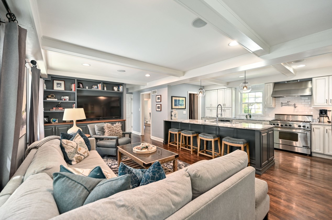 1301 E Lake Bluff Blvd, Milwaukee, WI 53211