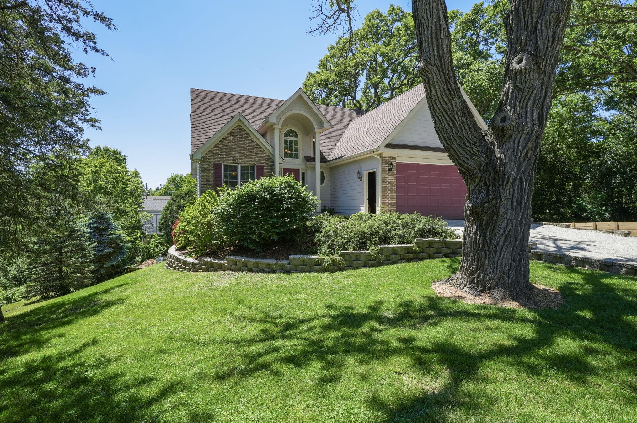 8120 Monroe St, Lyons, WI 53105-8395
