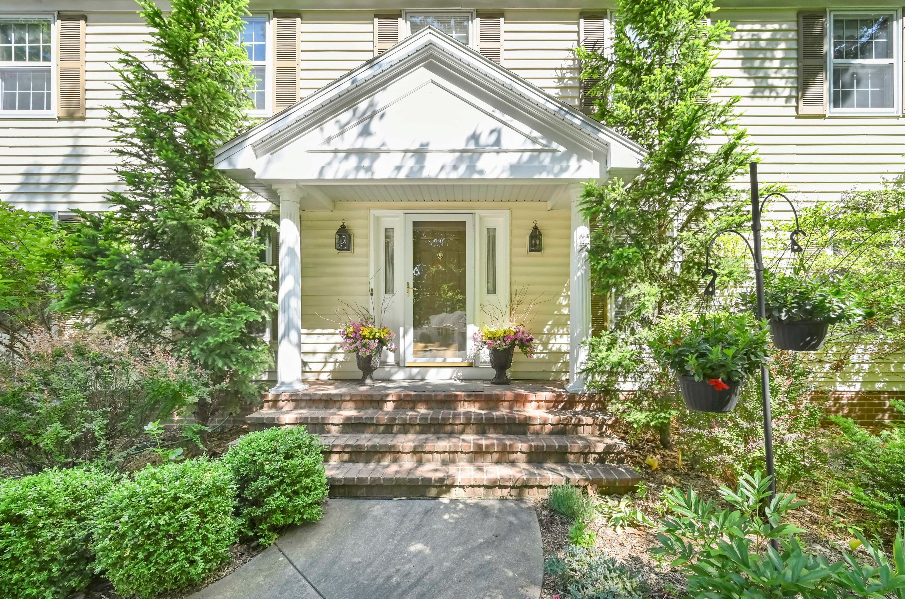 2050 Sandalwood Ct, Green Bay, WI 54304-1947
