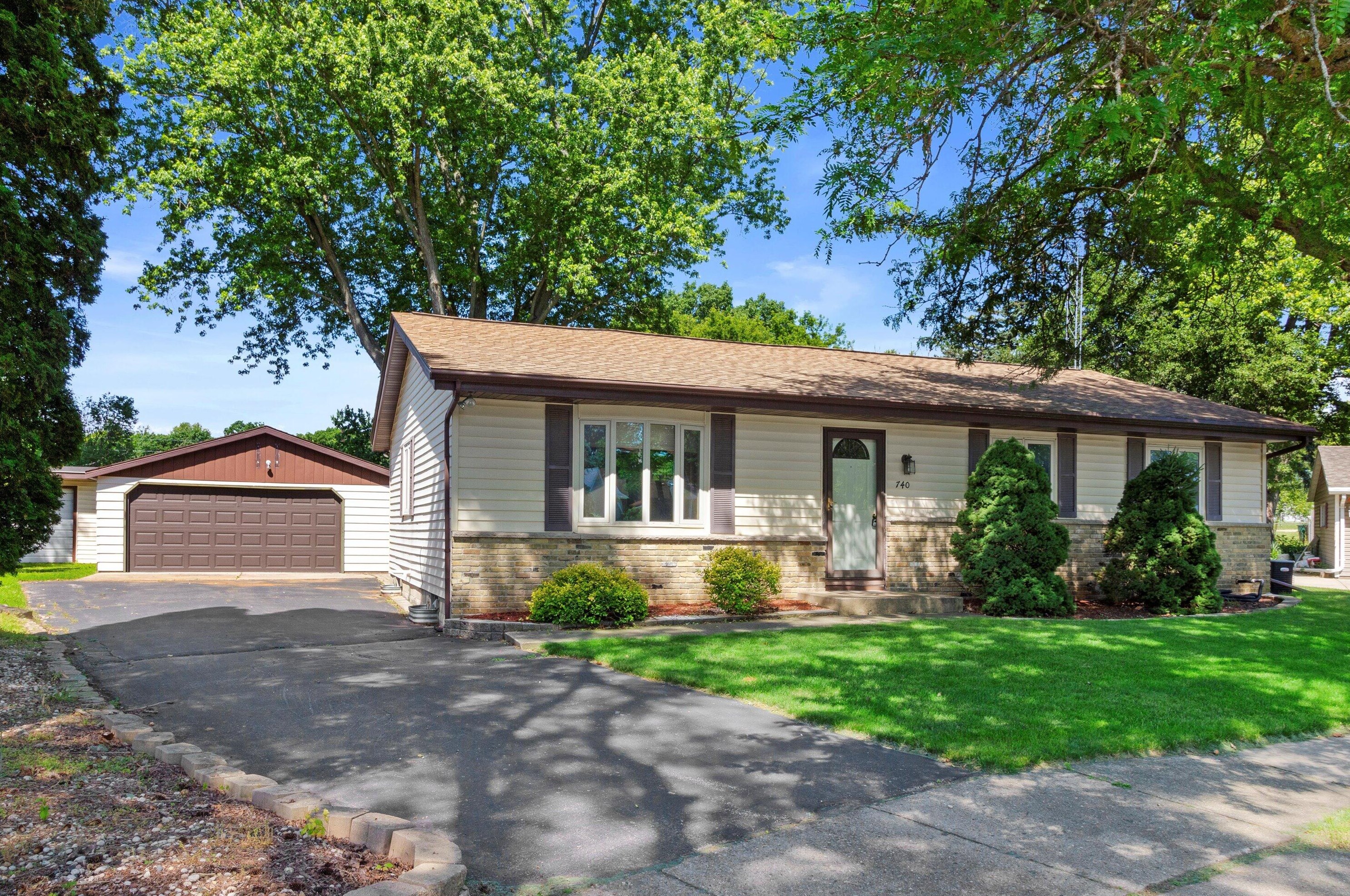 740 Larkspur Ct, Lyons, WI 53105-1645
