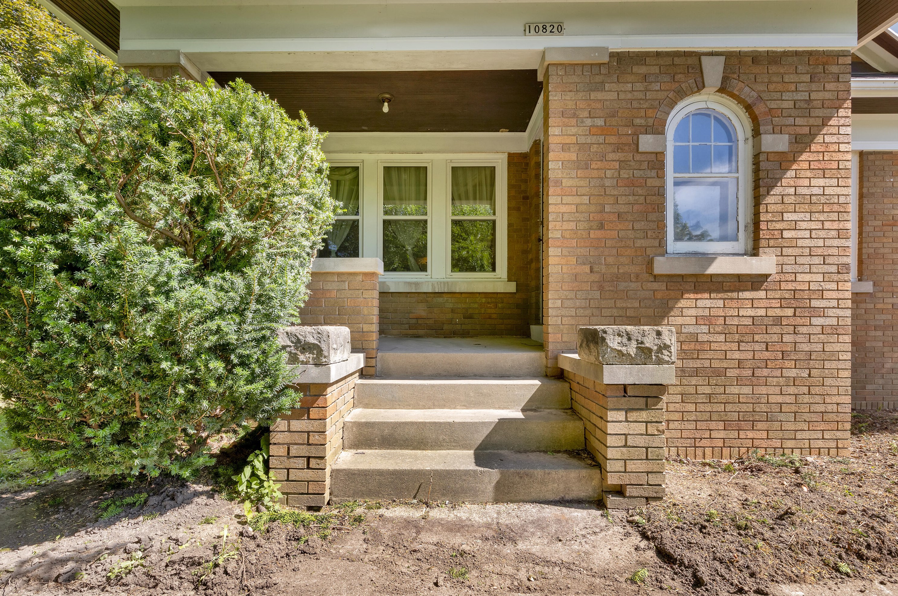10820 Rawson Ave, Hales Corners, WI 53132-1708