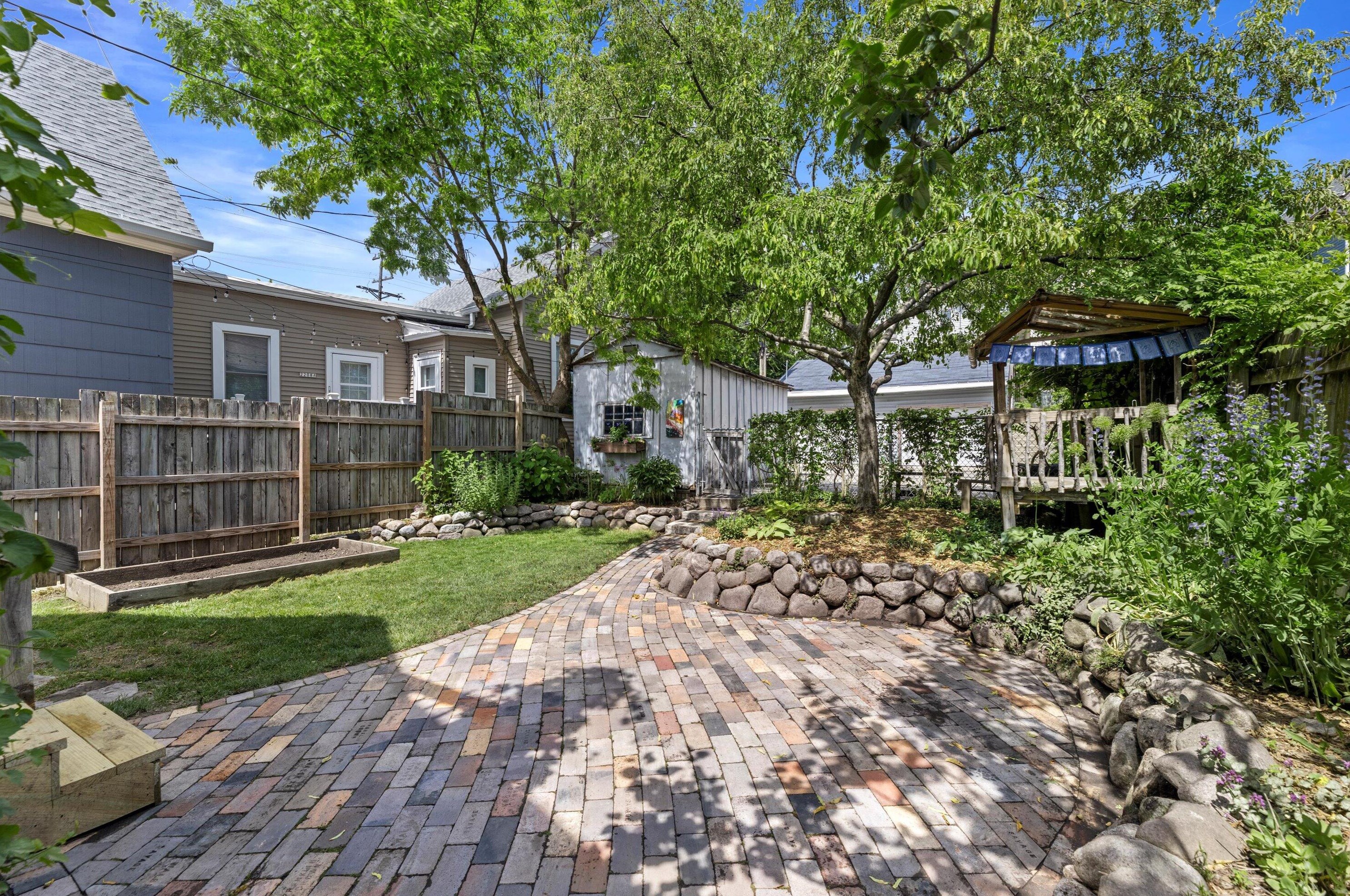 2212 Austin St, Milwaukee WI 53207-1513 exterior