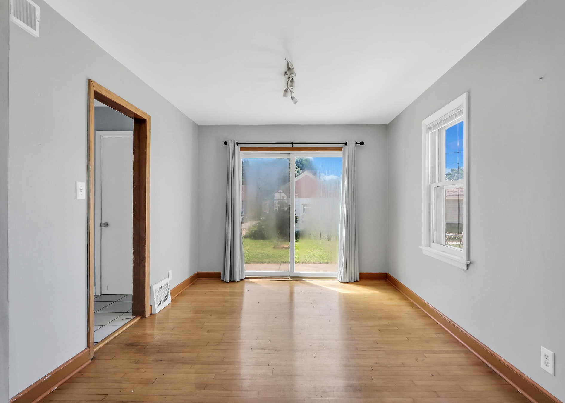 3335 Taylor Ave, Milwaukee WI 53207-2728 exterior