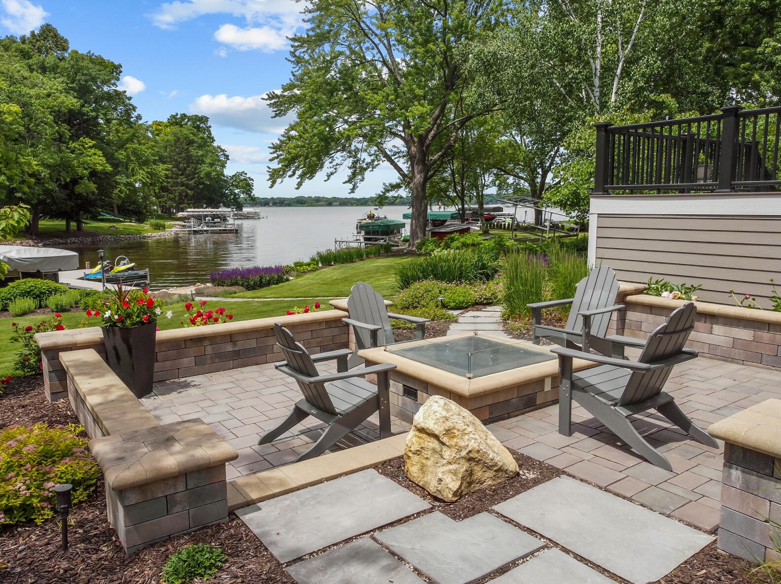 2307 Nagawicka Rd, Chenequa WI 53029-8805 exterior