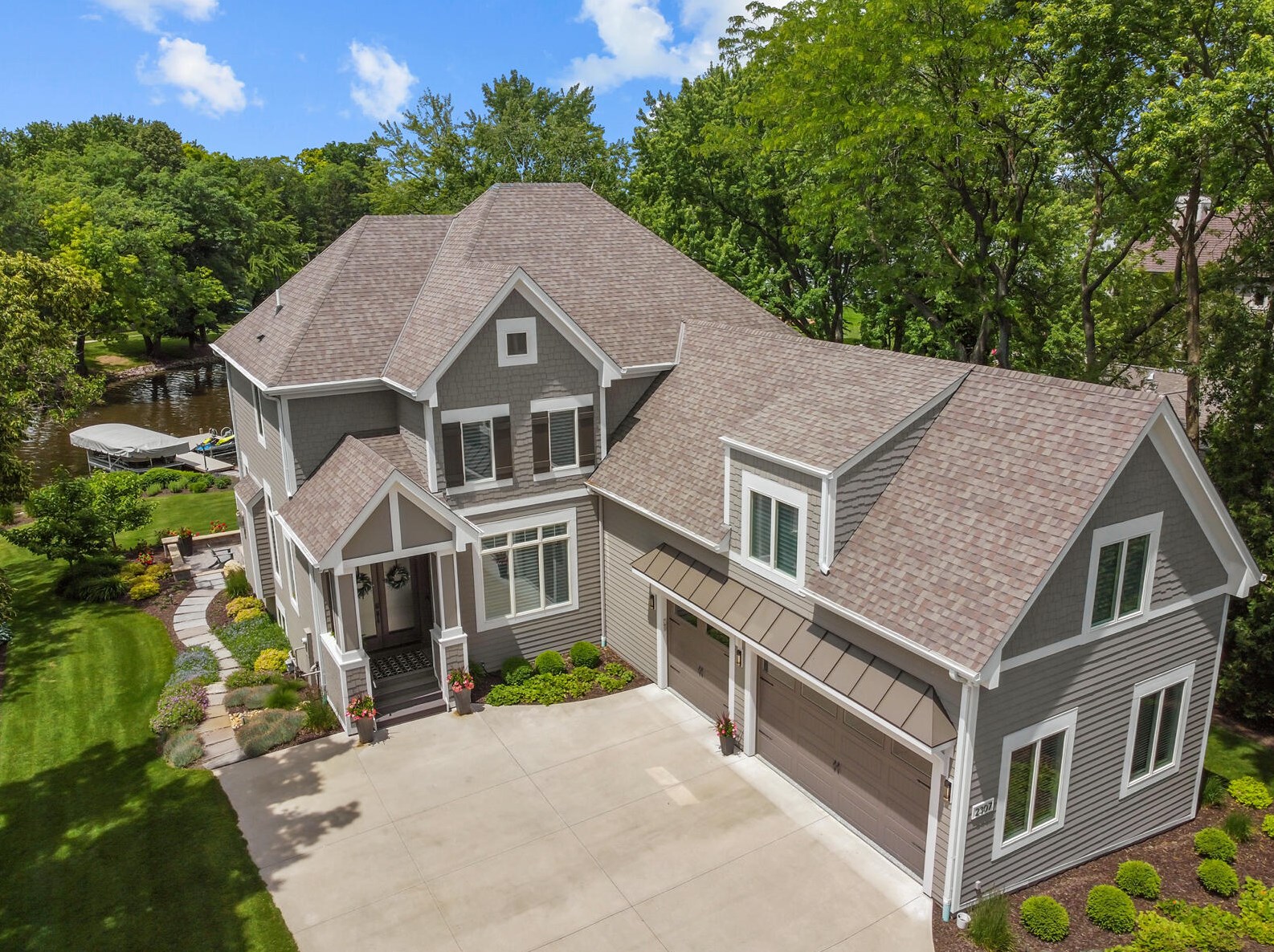 2307 Nagawicka Rd, Chenequa WI 53029-8805 exterior