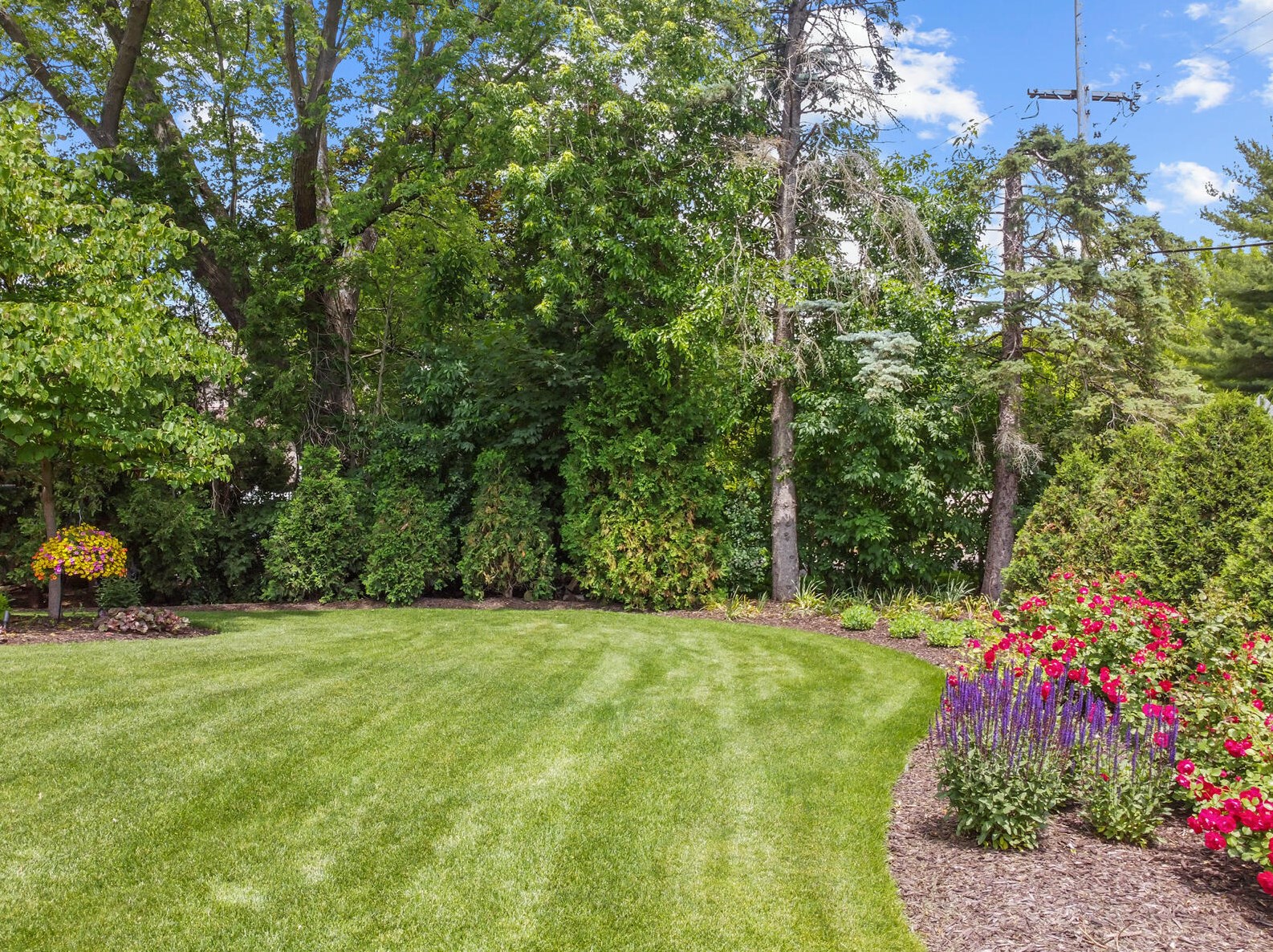 2307 Nagawicka Rd, Chenequa WI 53029-8805 exterior