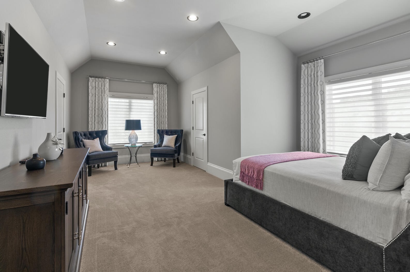 2307 Nagawicka Rd, Chenequa WI 53029-8805 exterior