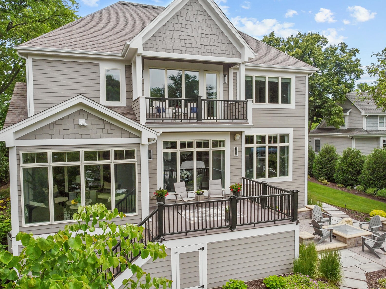 2307 Nagawicka Rd, Chenequa WI 53029-8805 exterior