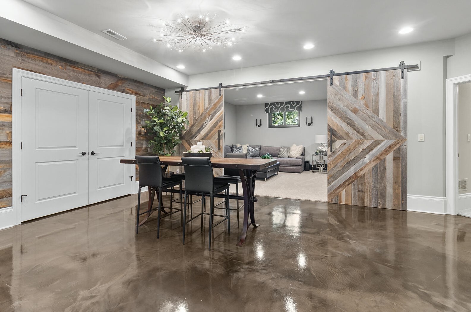 2307 Nagawicka Rd, Chenequa WI 53029-8805 exterior