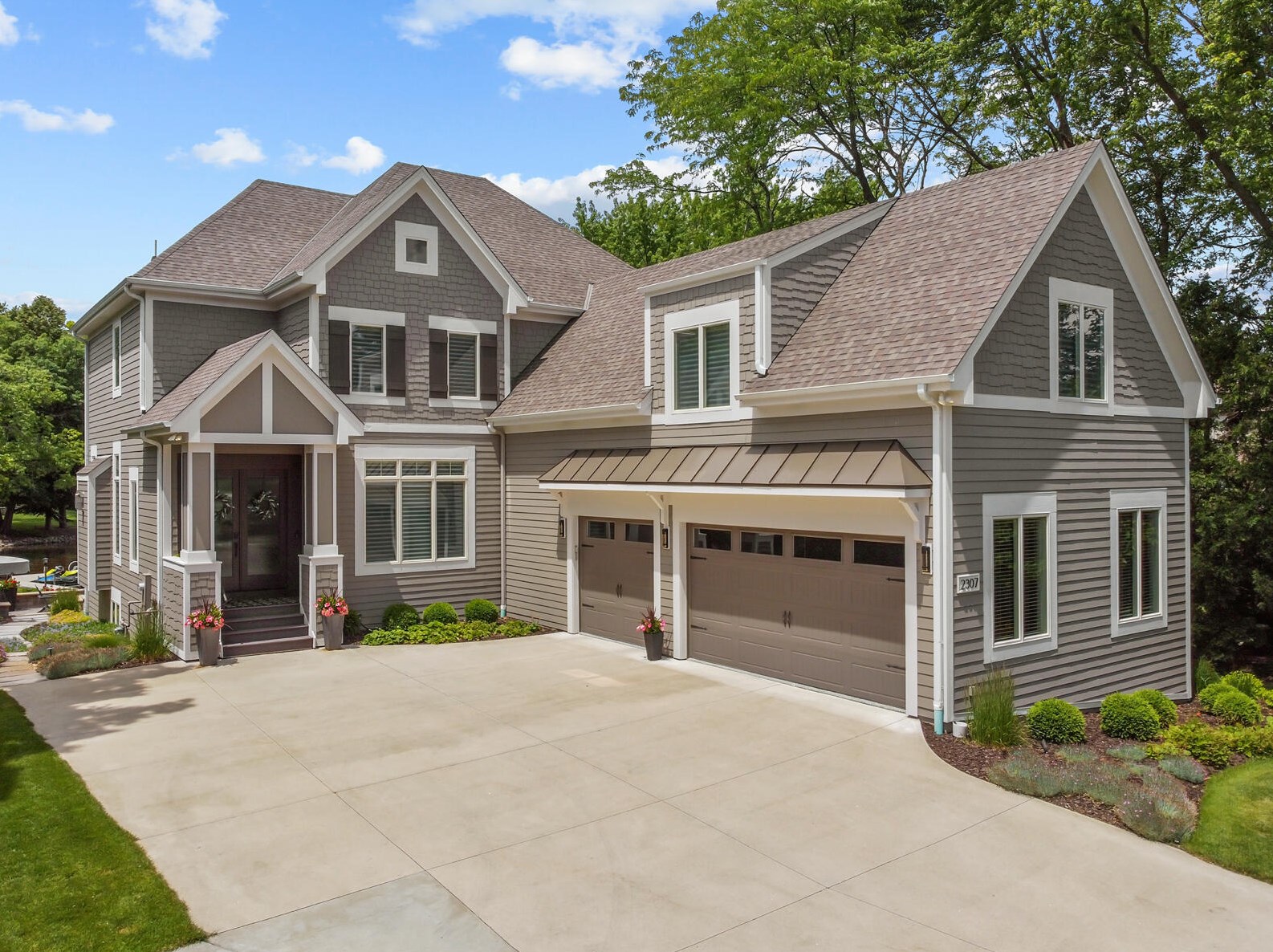 2307 Nagawicka Rd, Chenequa WI 53029-8805 exterior