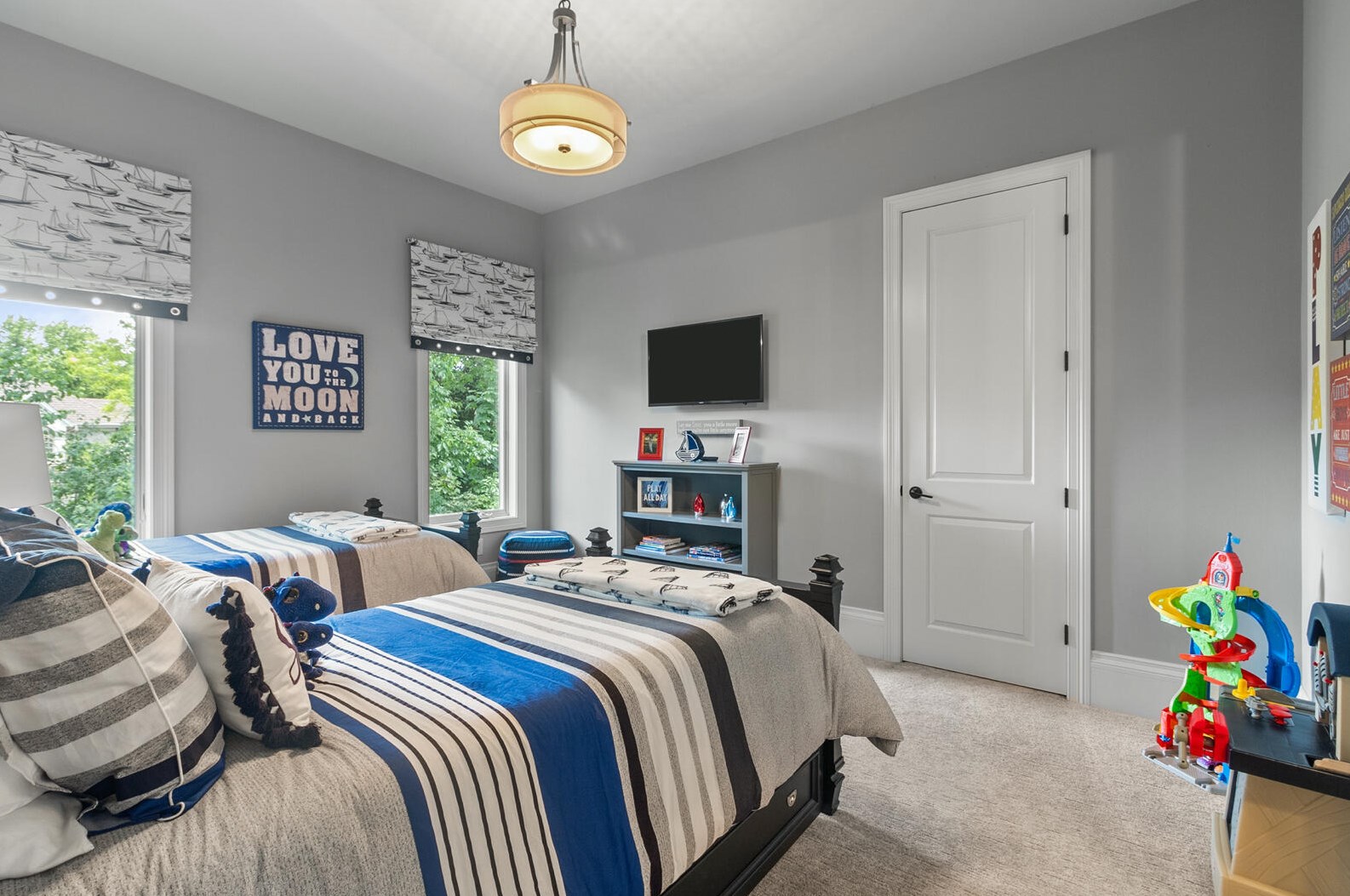 2307 Nagawicka Rd, Chenequa WI 53029-8805 exterior