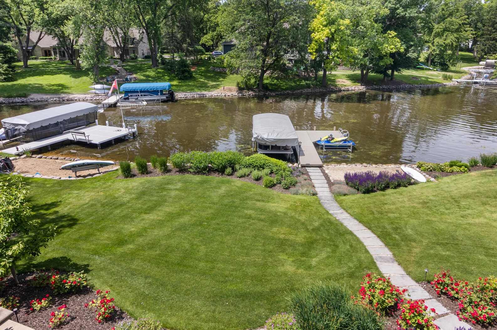 2307 Nagawicka Rd, Chenequa WI 53029-8805 exterior