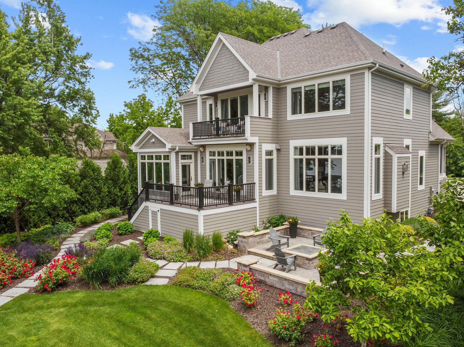 2307 Nagawicka Rd, Chenequa WI 53029-8805 exterior