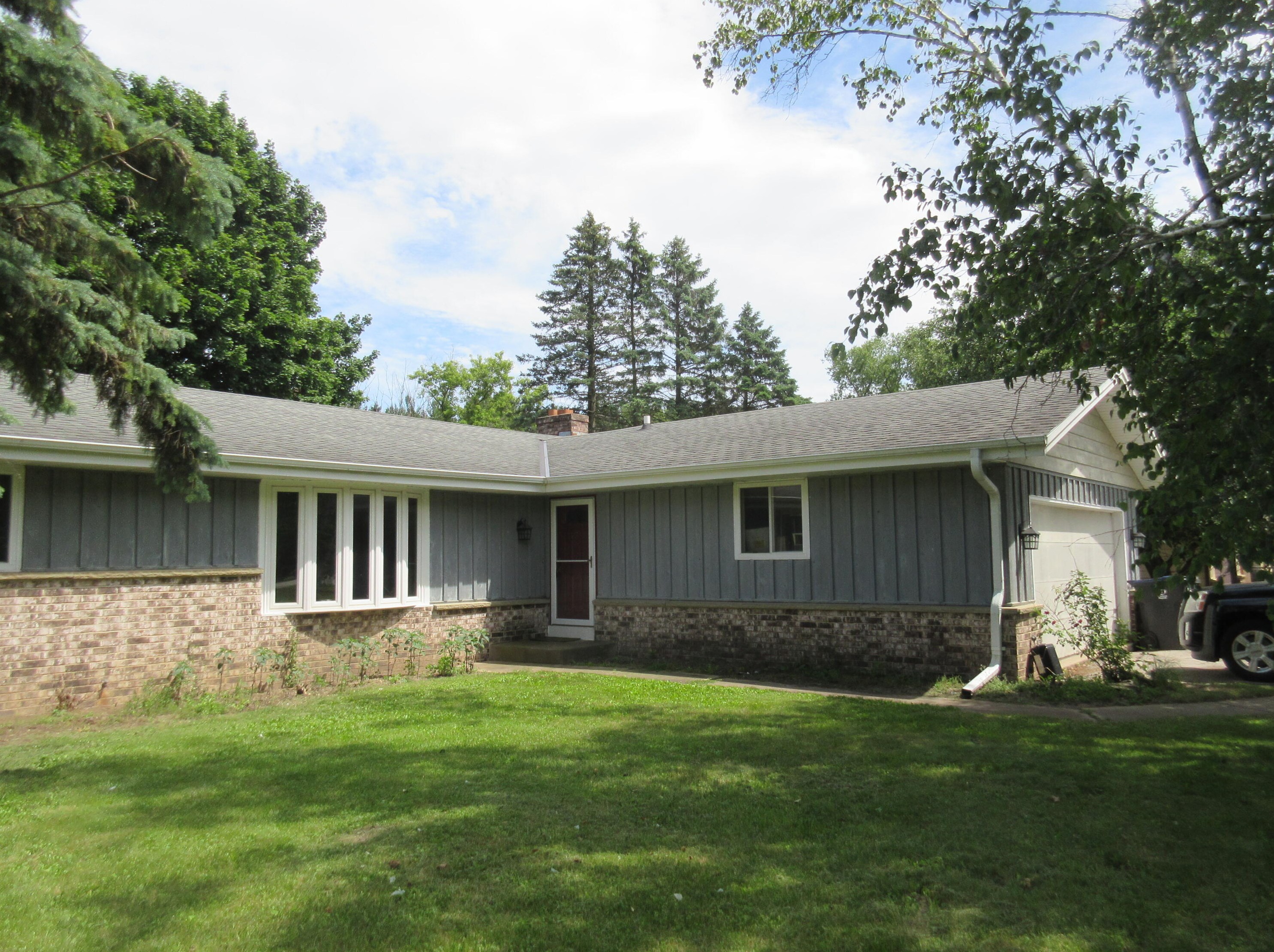 241 Globe Heights Dr, Racine, WI 53406-3162