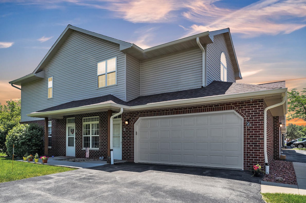 7937 Scepter Dr, Hales Corners, WI 53132-2286