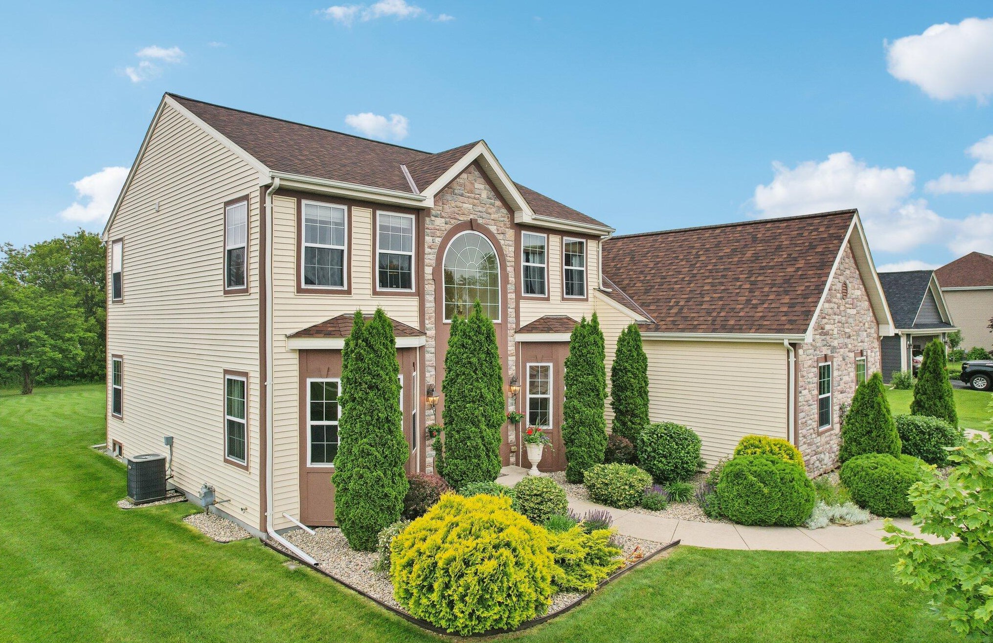 1421 Waters Edge Dr, Oconomowoc, WI 53066