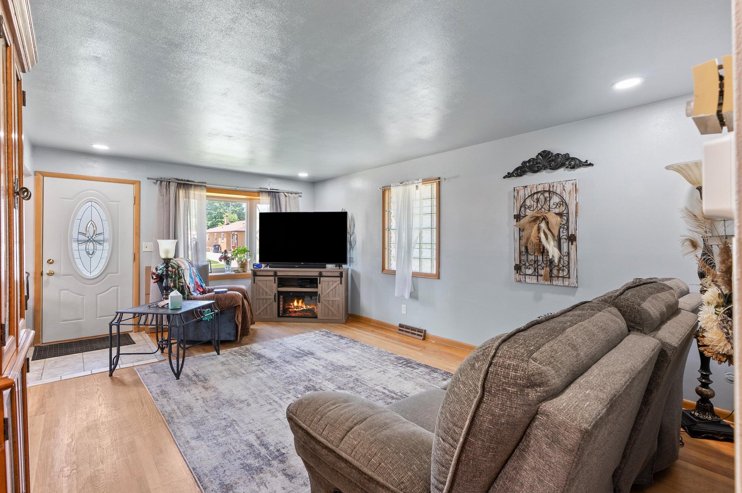 2408 Halsey Ave, Milwaukee, WI 53221-2968
