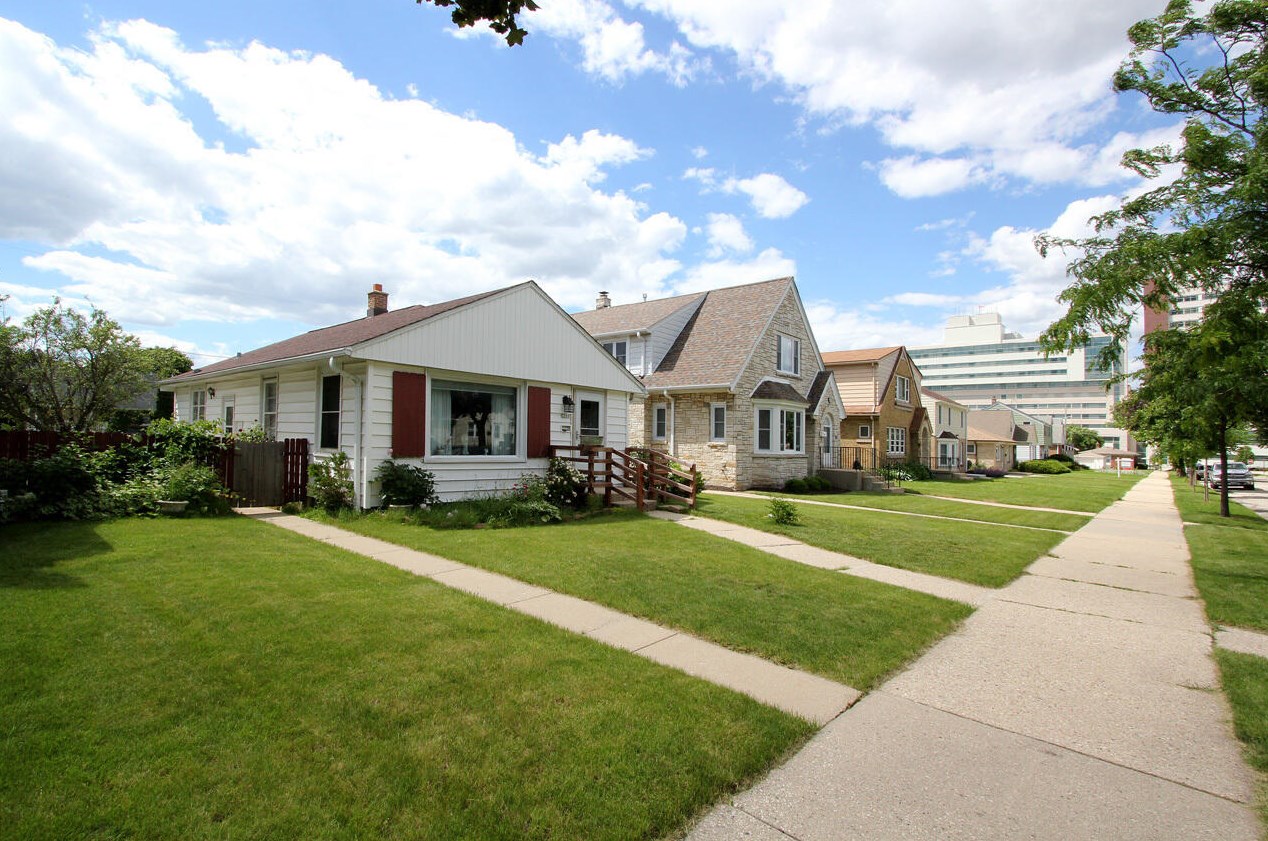3169 29th St, Milwaukee, WI 53216-3815