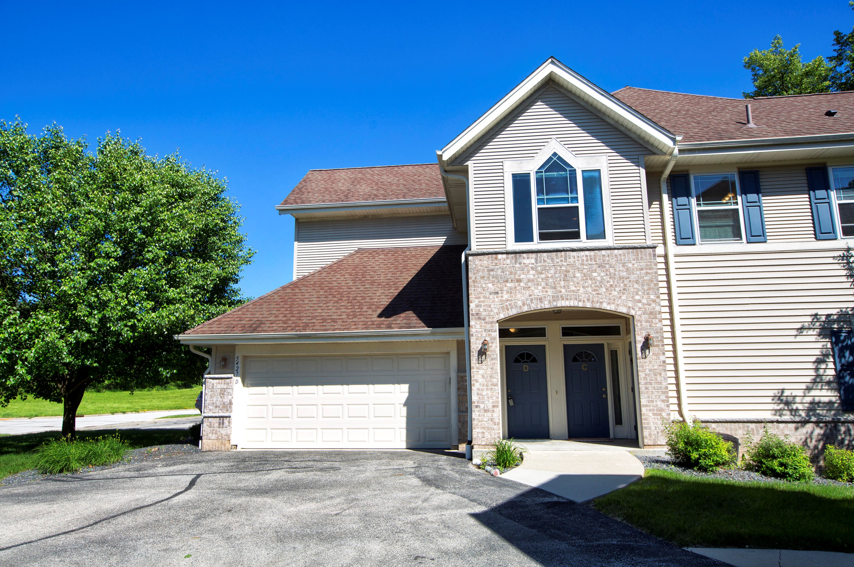 5427 Cobblestone Way, Hales Corners, WI 53132-7524