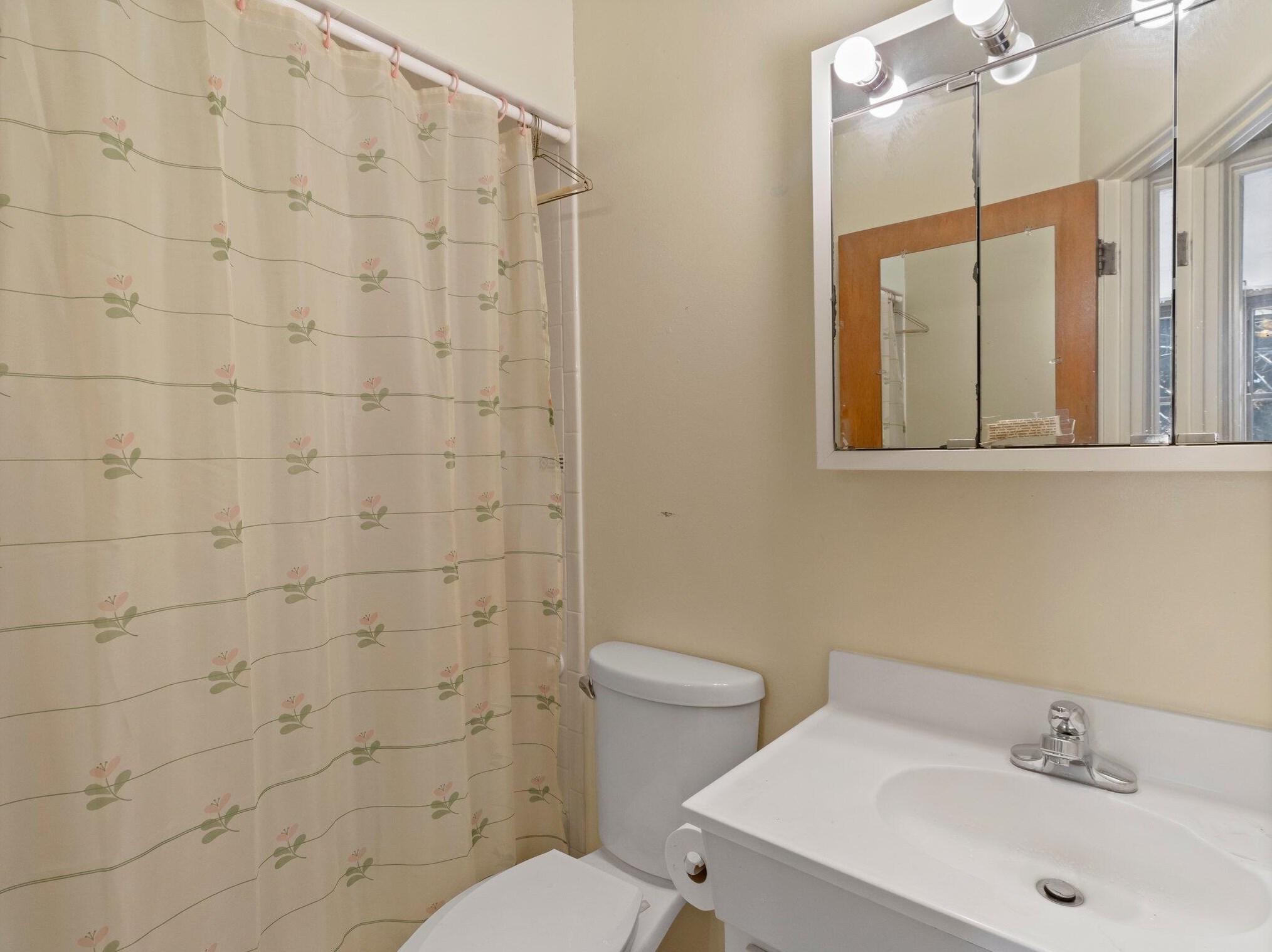 1638 Mayflower Ct, Milwaukee WI 53205-2265 exterior