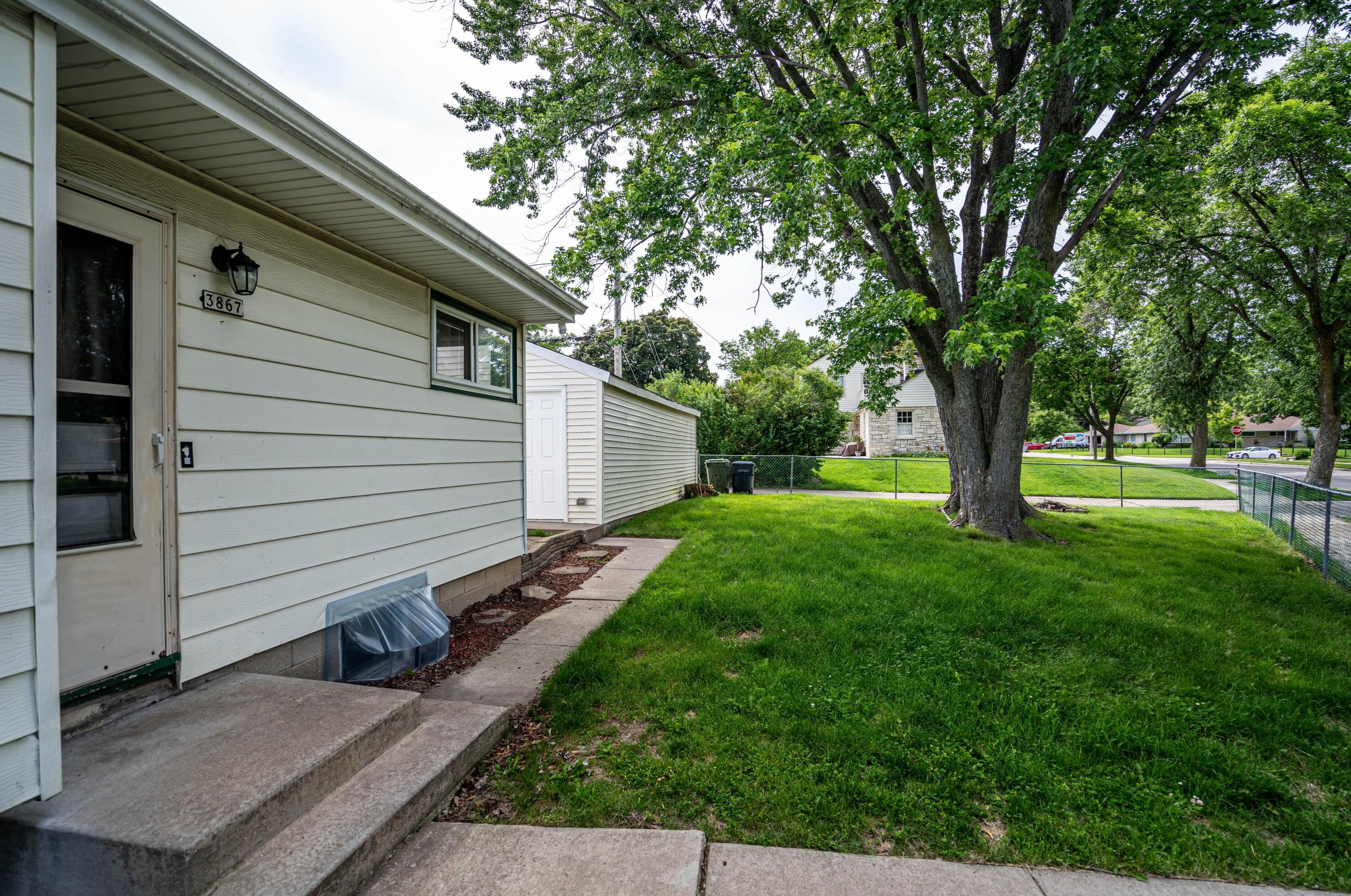 3867 99, Milwaukee WI 53222-2423 exterior