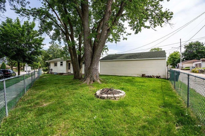 3867 99, Milwaukee WI 53222-2423 exterior