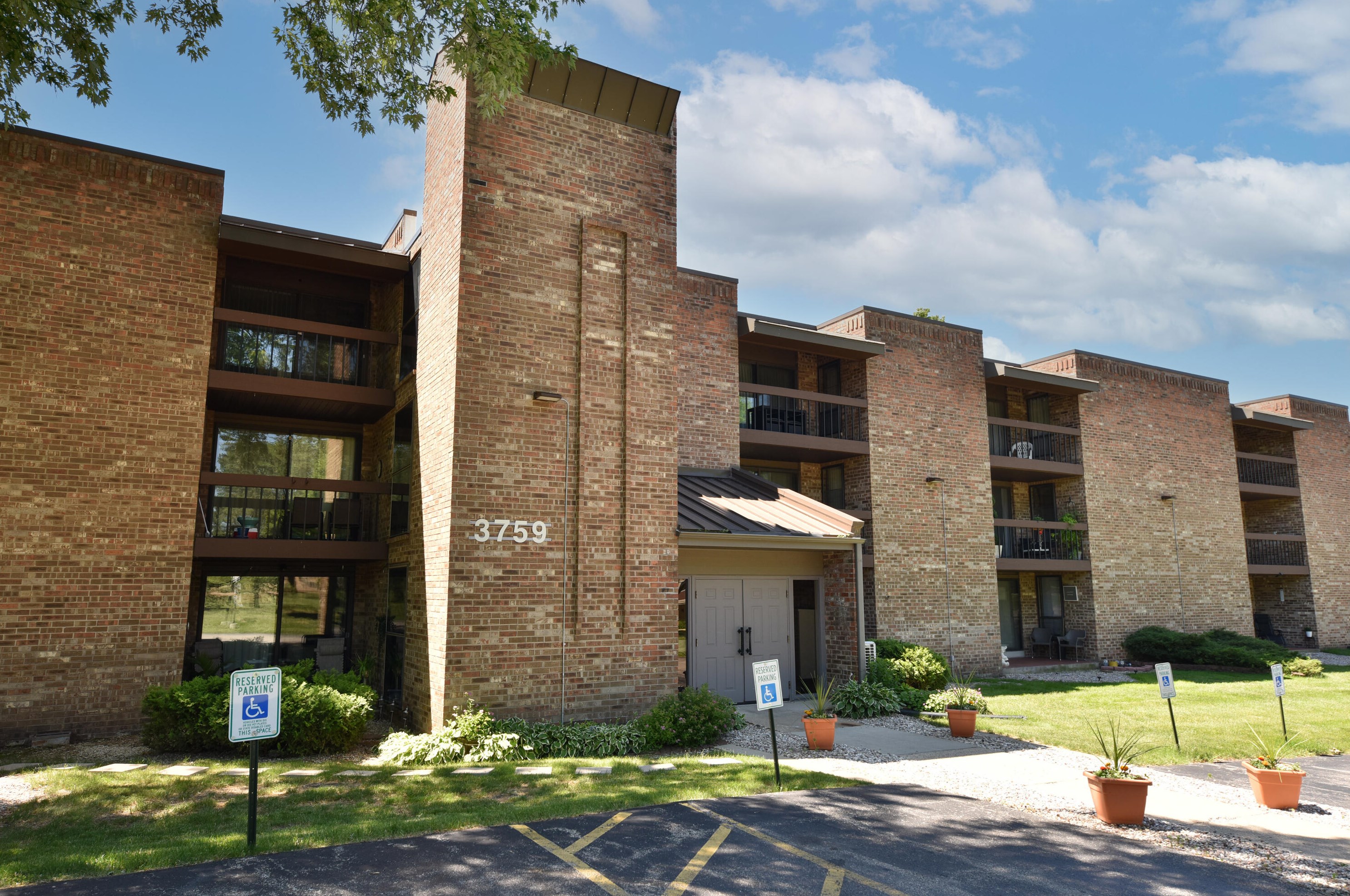 3759 N 88th St #310, Milwaukee, WI 53222