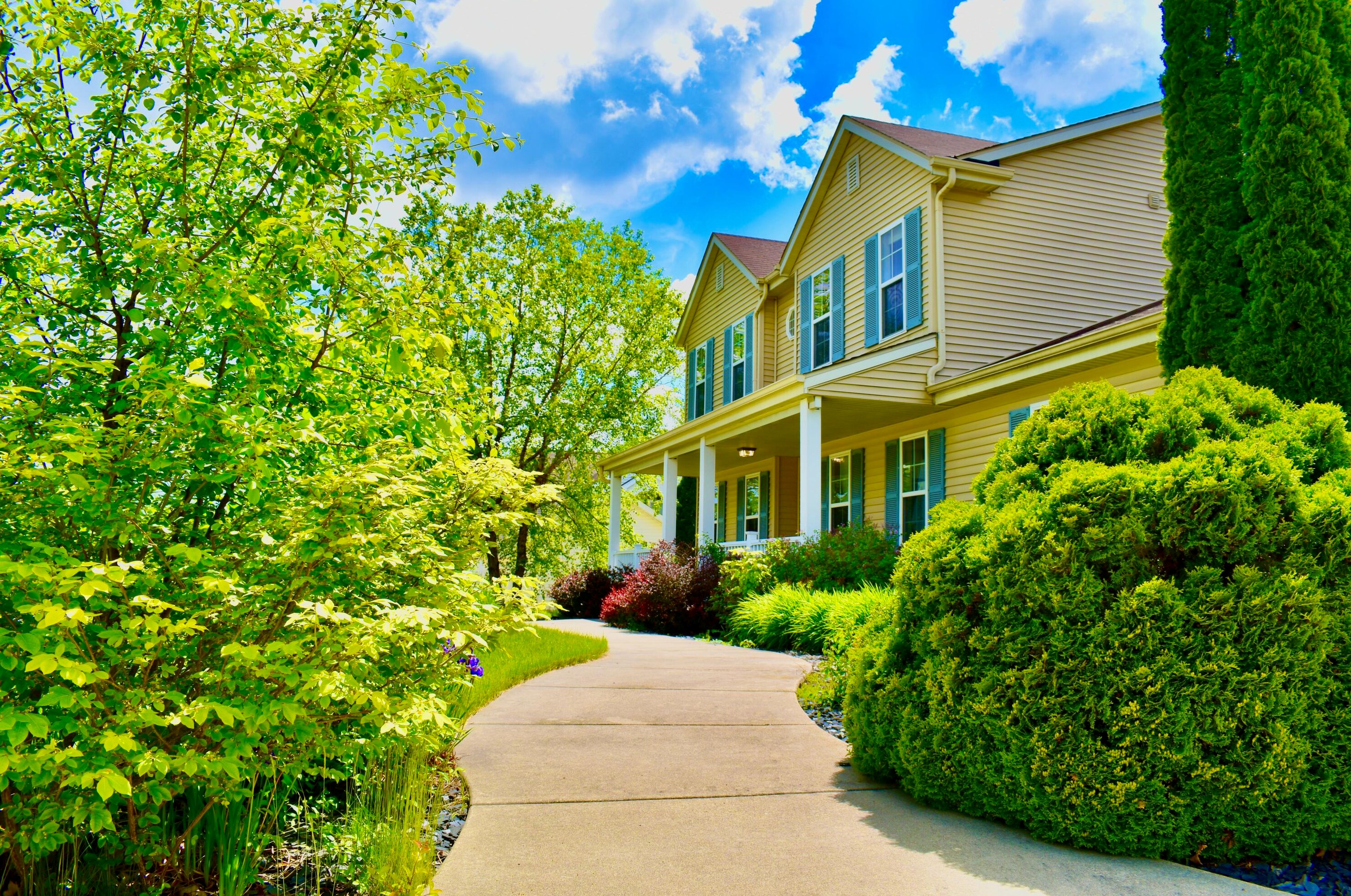 4319 W Tumble Creek Dr, Hales Corners, WI 53132