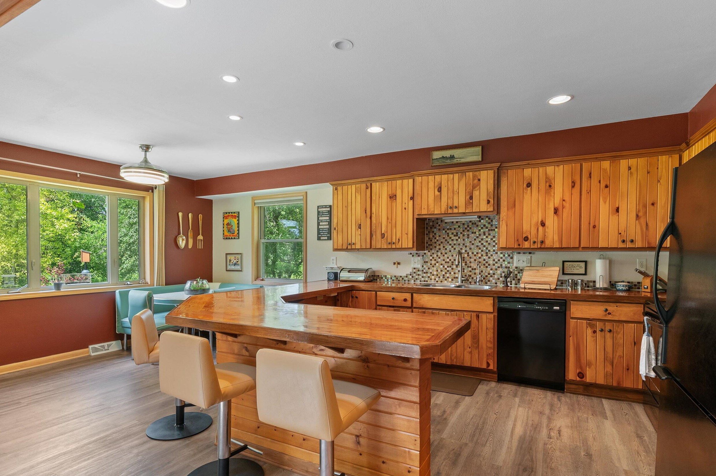 653 N Riverside Dr, Saukville, WI 53080