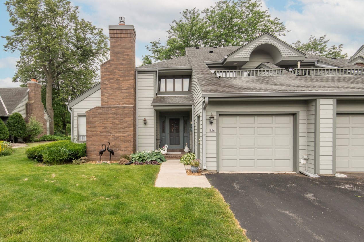 104 Pine Ter, Oconomowoc, WI 53066-2883
