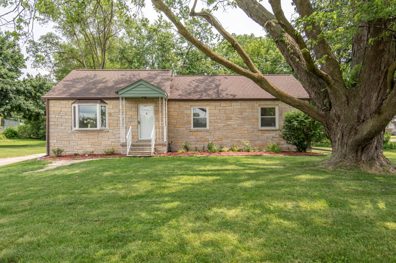 20999 Main St, Lannon, WI 53046-9743