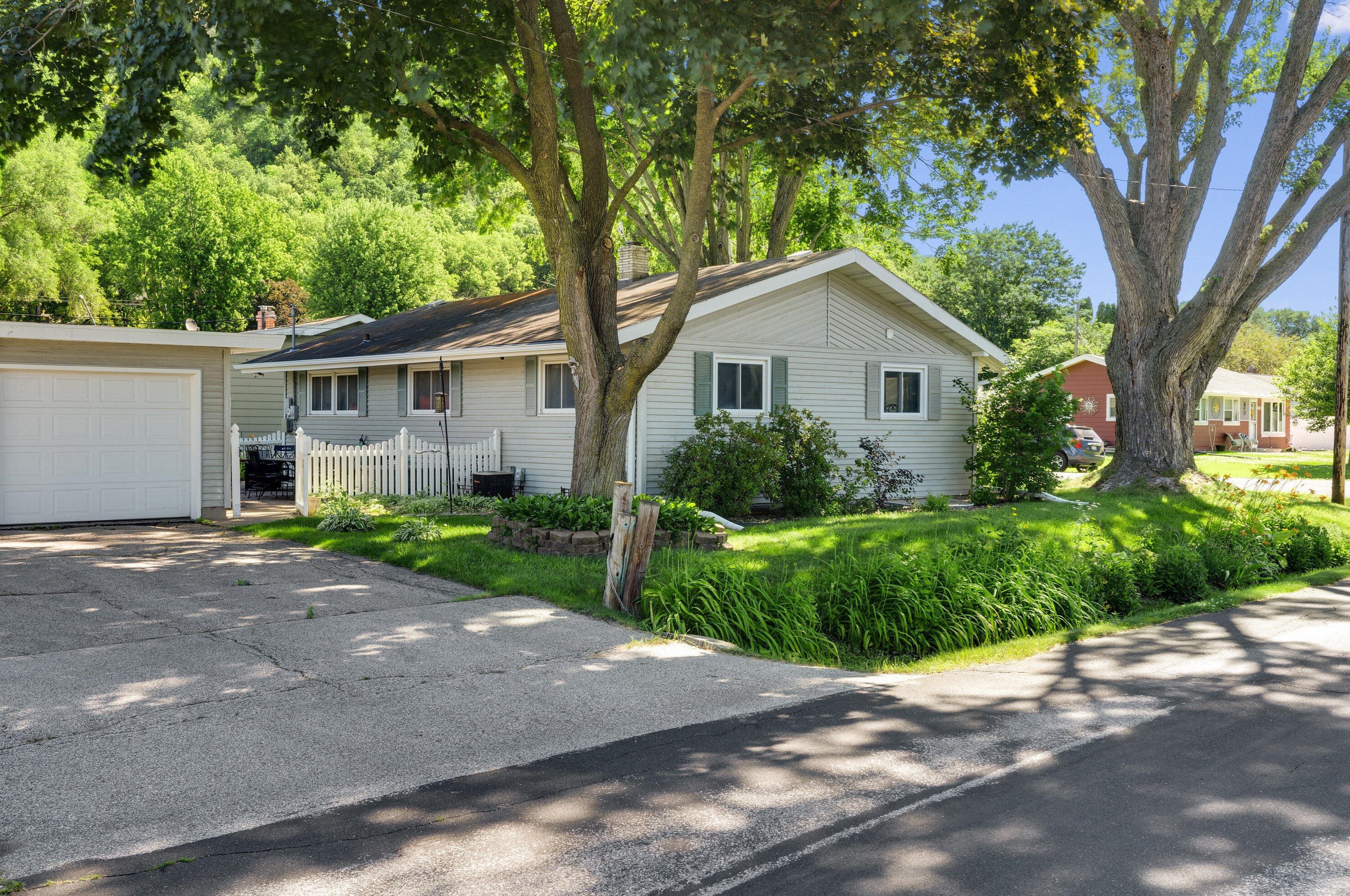 1390 Shorewood Dr, La Crosse, WI 54601