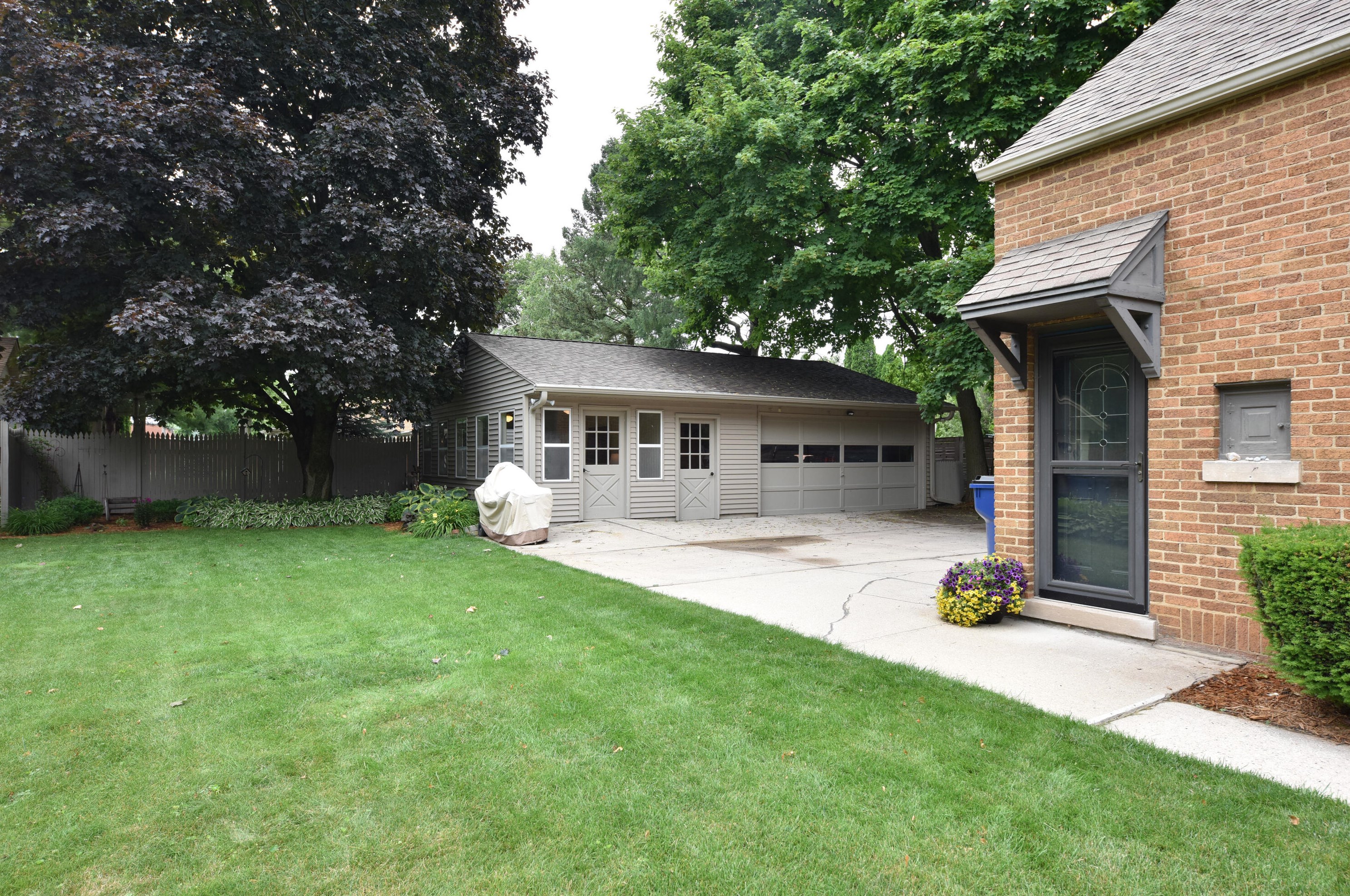 1645 12th Ave, Grafton WI  53024-2407 exterior