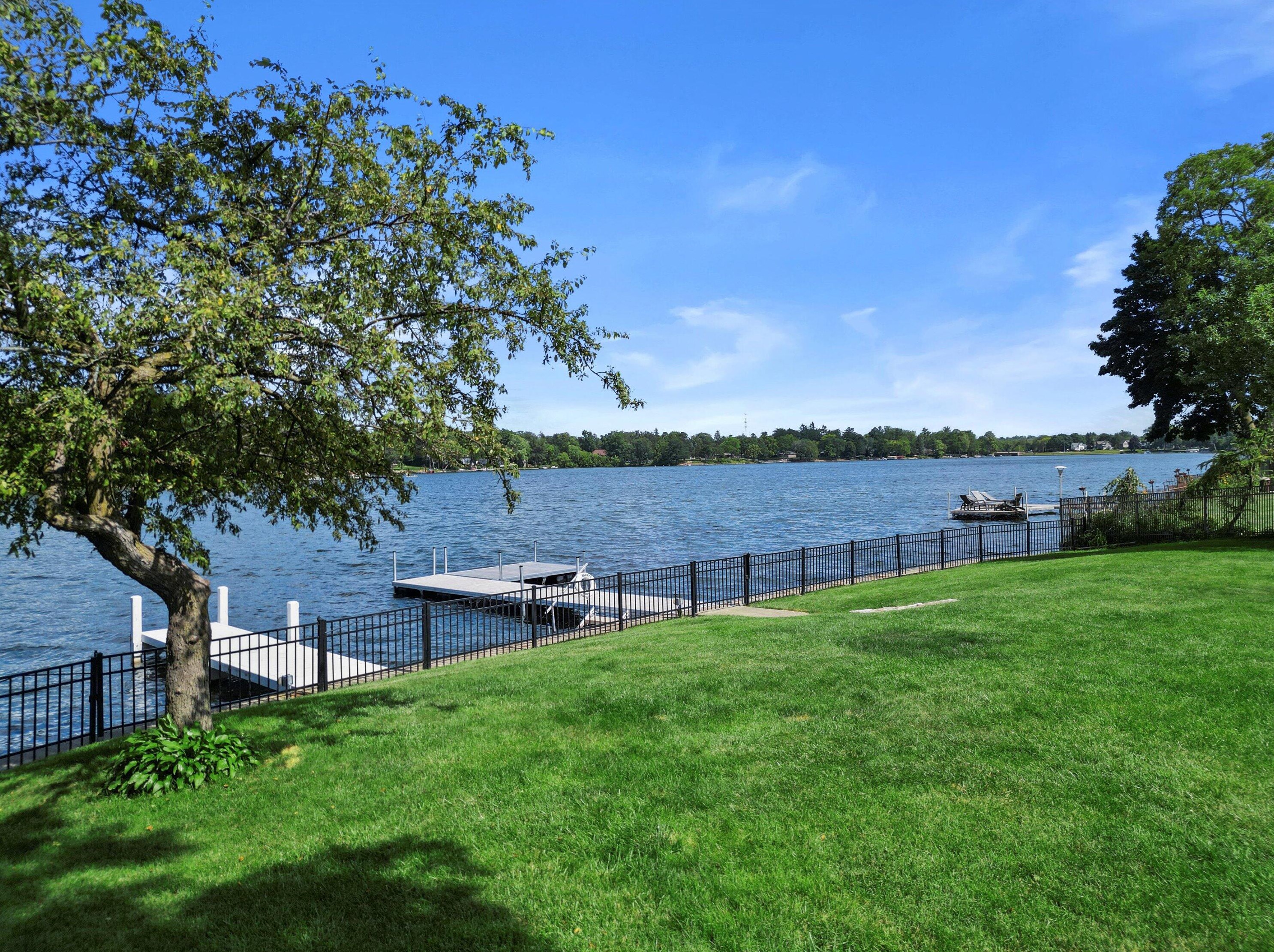 629 N Lake Rd, Oconomowoc, WI 53066