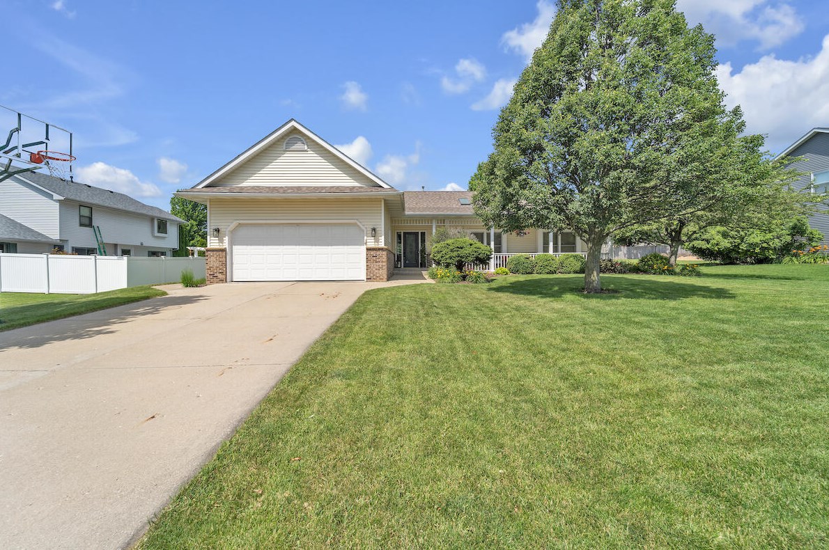 1076 Crabtree Ln, Union Grove, WI 53182
