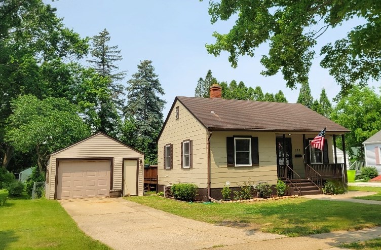 222 Elm St, Delavan, WI 53115