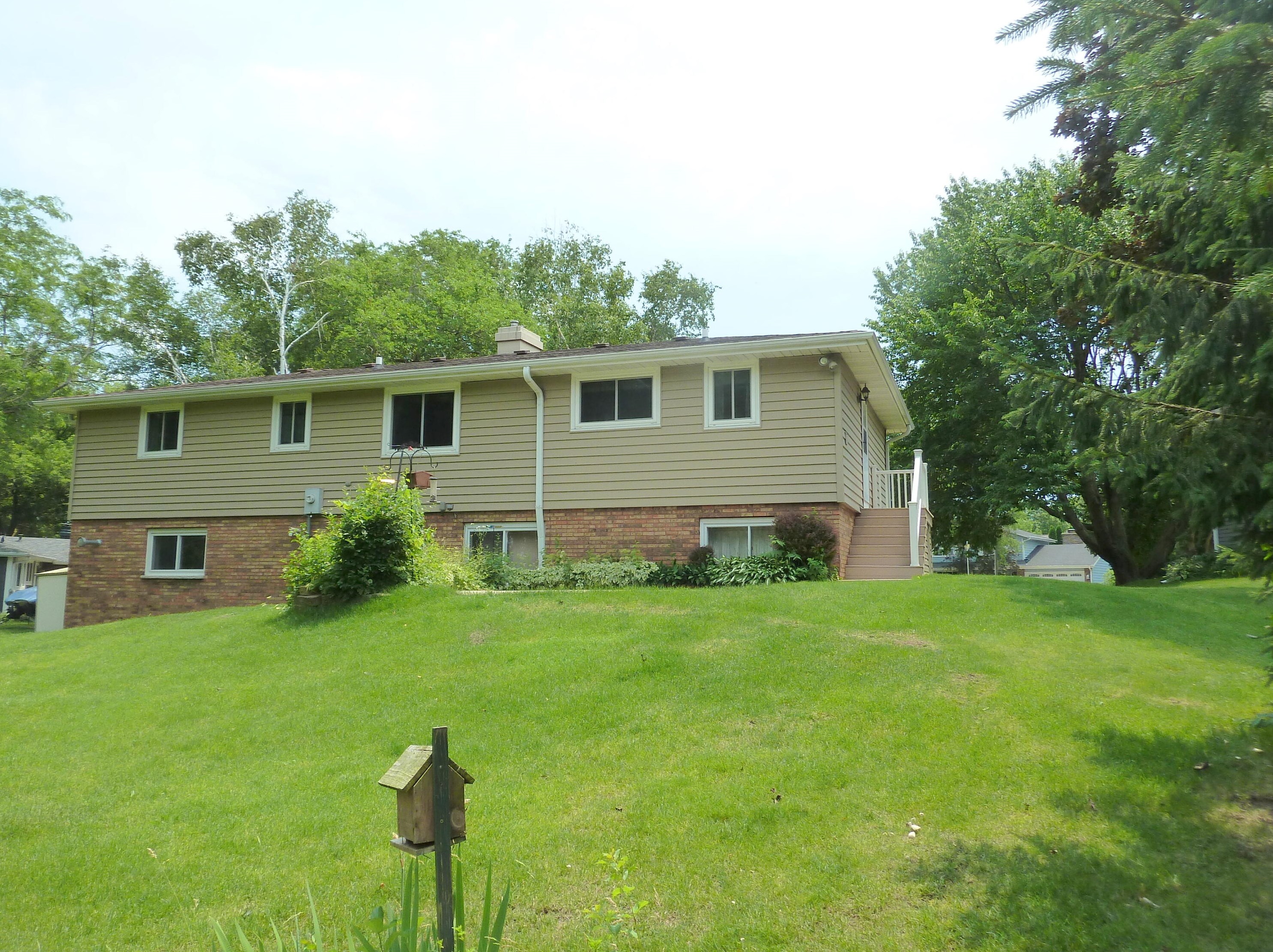 285 Meadowside Ct, Pewaukee, WI 53072